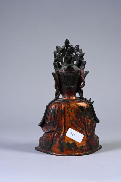 CHINE, XVIIe siècle Old gilt lacquered bronze statuette presenting a seated Guanyin...
