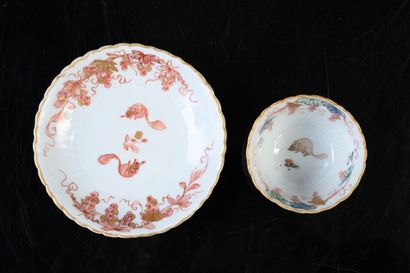 CHINE, Compagnie des Indes, XVIIIe siècle* Coupe et soucoupe en porcelaine
De forme...