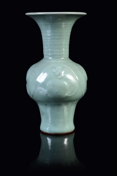 CHINE, Epoque Yuan-Ming Petit vase longquan, de forme dite «en queue de phénix»,...