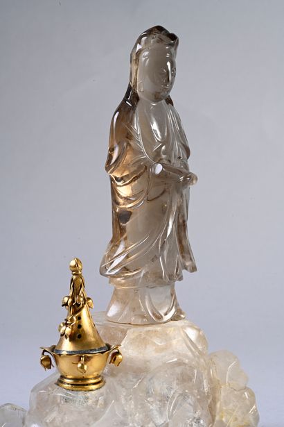 CHINE, XXe siècle Élégante statuette en cristal de roche sculpté représentant une...