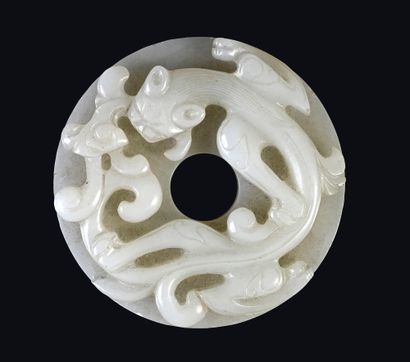 CHINE, XVIIIe siècle Médaillon prenant la forme d'un disque bi en jade céladon, à...