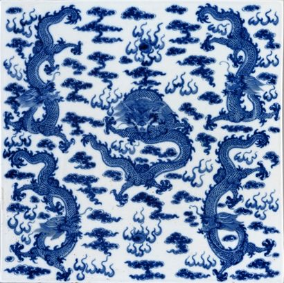 CHINE, XIXe siècle* Pair of porcelain plates
Square shape, decorated in cobalt blue...