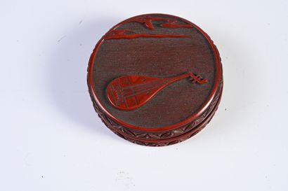 CHINE, fin de la dynastie Ming Small circular box in carved cinnabar lacquer, the...