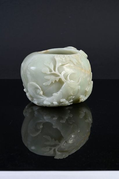 CHINE, XVIIIe siècle Godet à eau en jade céladon pale à décor de carpes, chauves-souris...