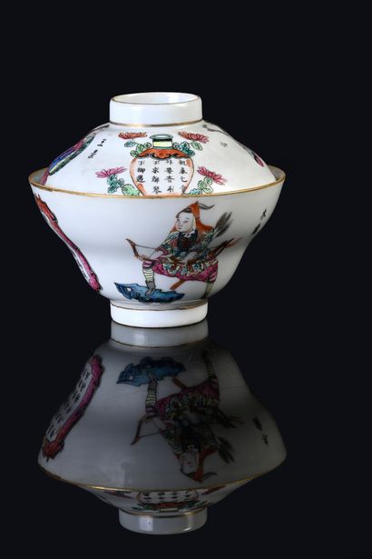 CHINE, XIXe siècle Small covered porcelain bowl
Decorated with polychrome enamels...