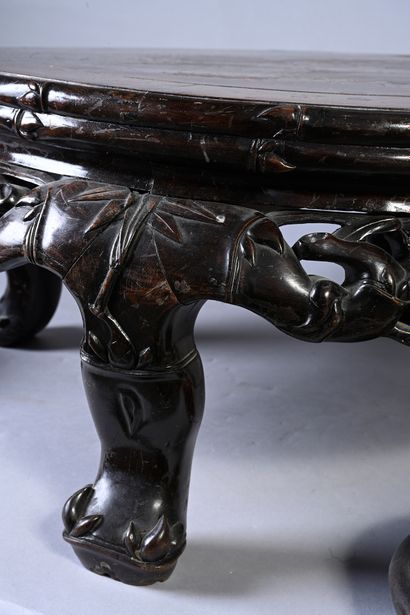 CHINE, XIXe siècle Ensemble comprenant des socles en bois sculptés de différentes...