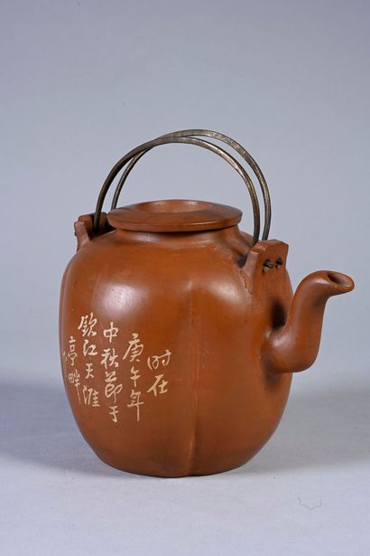 CHINE, XXe siècle Yixing stoneware covered teapot with incised decoration of vases...