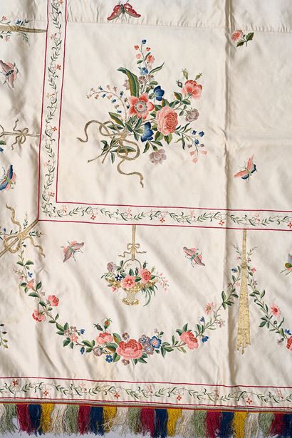 CHINE, XIXe siècle Very large silk hanging
Cream colored, presenting an embroidered...