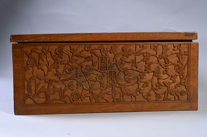 CHINE du SUD, XIXe siècle Square shaped box in carved wood decorated with animals,...