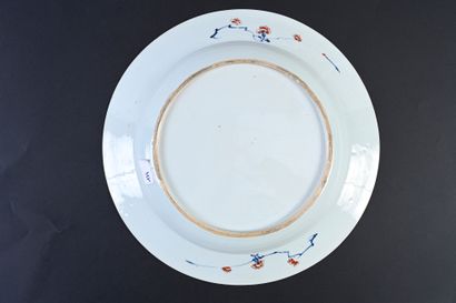 CHINE, XVIIIe siècle Grand plat circulaire en porcelaine à décor Imari présentant...