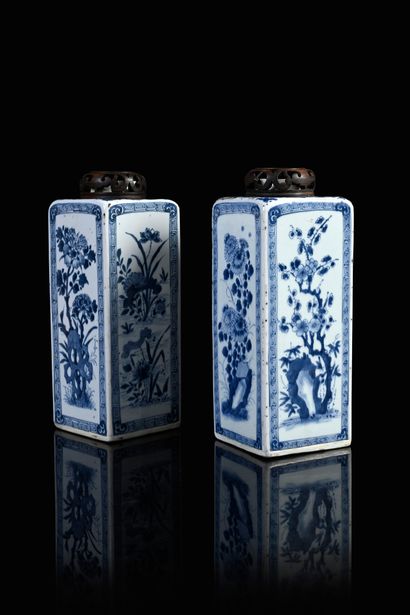 CHINE, XVIIIe siècle* Paire de vases en porcelaine
A pans carrés, les faces ornées...