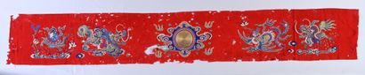 CHINE, vers 1900 Deux tentures en soie rouge à décor brodé de lions bouddhiques et...