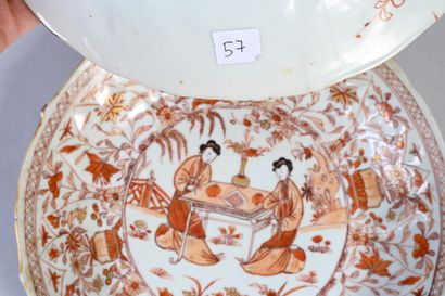 CHINE, XVIIIe siècle Paire d'assiettes en porcelaine à décor en rouge de fer et rehauts...