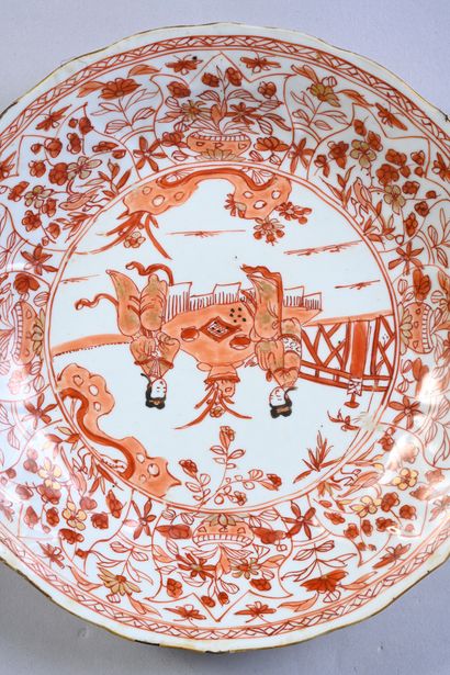 CHINE, XVIIIe siècle Paire d'assiettes en porcelaine à décor en rouge de fer et rehauts...