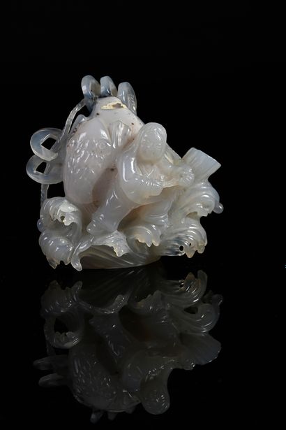 CHINE, XXe siècle Carved agate group representing Guanyin and carps in tumultuous...