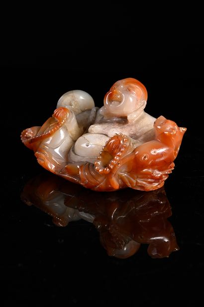 CHINE, XXe siècle Set of two elements in carved agate including a covered vase decorated...