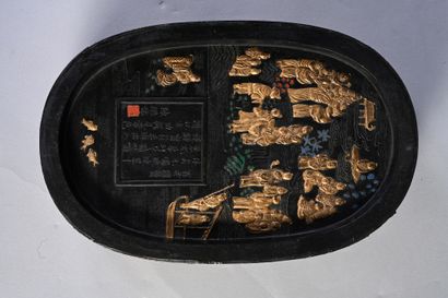 CHINE, XXe siècle Rounded inkstone with gold and polychrome decoration of scholars...