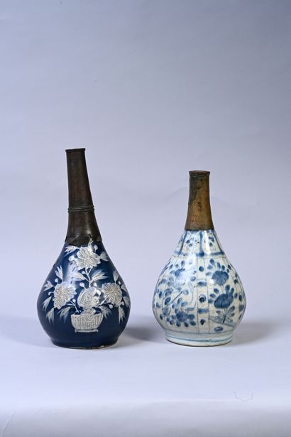 CHINE, Dynastie Ming, Époque Wanli Deux vases en porcelaine
De forme bouteille, l'un...