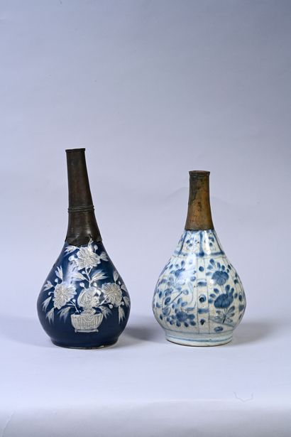 CHINE, Dynastie Ming, Époque Wanli Two porcelain vases
Bottle-shaped, one with floral...