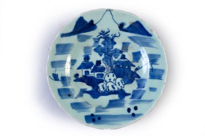 CHINE, XIXe siècle Ensemble d'assiettes divers en porcelaine bleu blanc