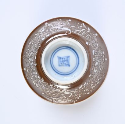 CHINE, Epoque Kangxi, XVIIIe siècle* Petit bol en porcelaine
Monté sur un pied, à...