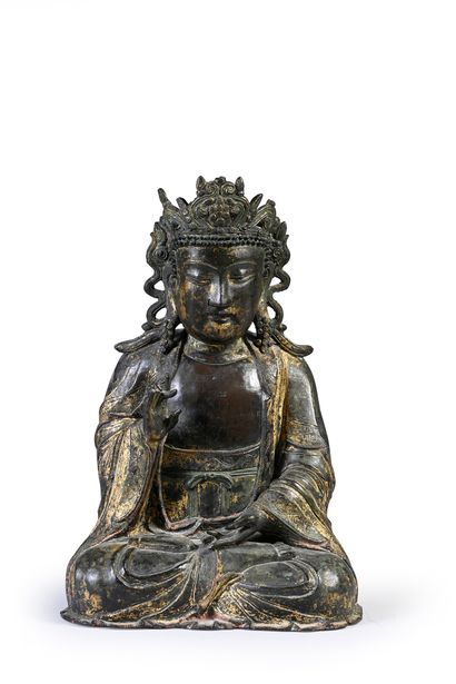 CHINE, XVIIe siècle Rare statuette en bronze anciennement laqué doré présentant une...