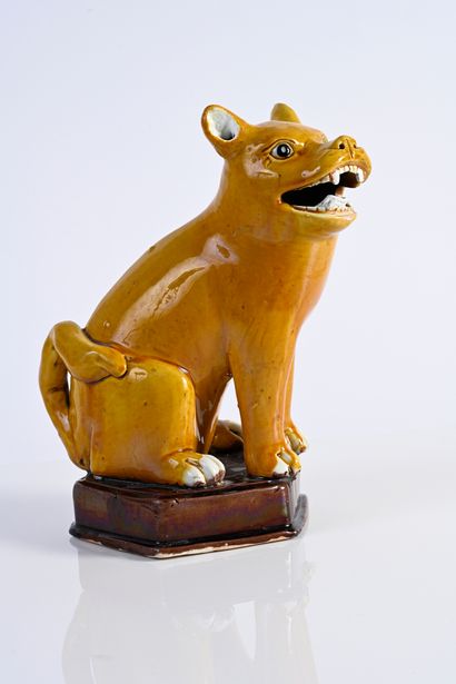 CHINE, Epoque Kangxi, XVIIIe siècle* Chien en porcelaine émaillée jaune, représenté...