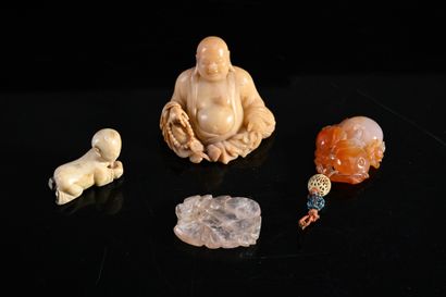 CHINE, XXe siècle Set of four objects in soapstone, agate and rose quartz including...