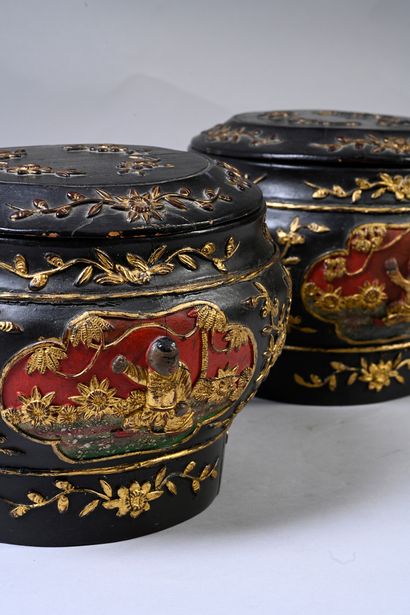 CHINE du SUD, XIXe siècle Ensemble de deux boites circulaires en bois laqué noir...