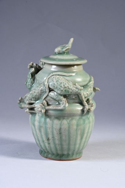 CHINE, dynastie Ming Small covered porcelain urn with celadon glaze decorated with...