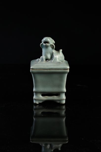 CHINE, Epoque Yuan-Ming Small quadrangular perfume burner in celadon glazed terra...