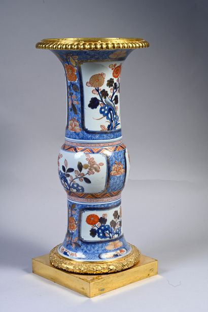 CHINE, XVIIIe siècle Large yenyen or cone-shaped porcelain vase with Imari decoration...