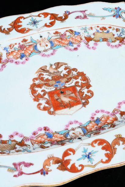 CHINE, XVIIIe siècle Grand plat en porcelaine de la Compagnie des Indes, possiblement...