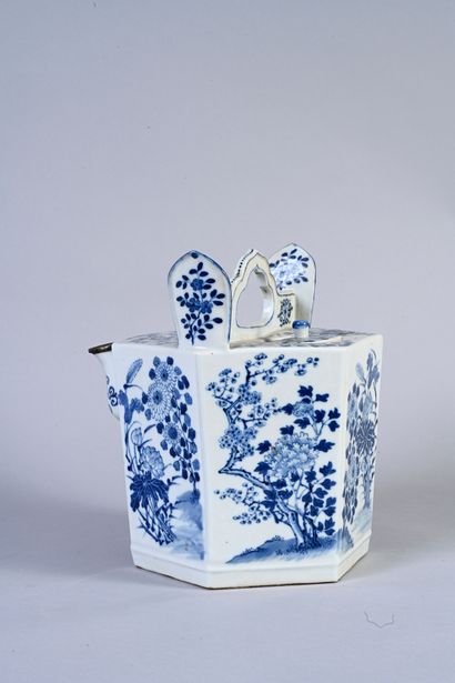 CHINE, XIXe siècle Importante verseuse hexagonale en porcelaine à décor bleu et blanc...