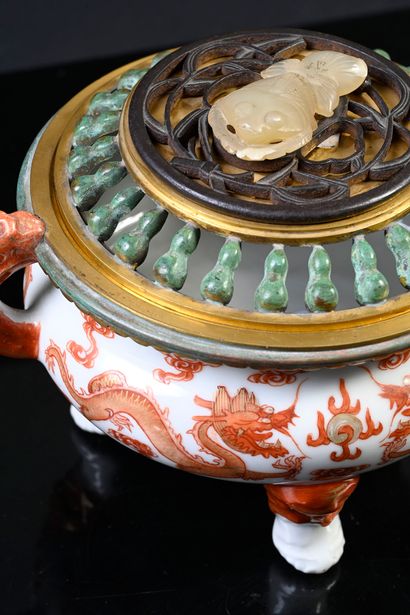 CHINE, XIXe siècle Small tripod porcelain burner decorated in iron red with dragons...