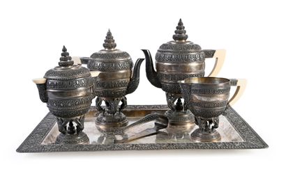 THAILANDE, XXe siècle Service à thé en argent 800e ciselé à décor de rinceaux comprenant...