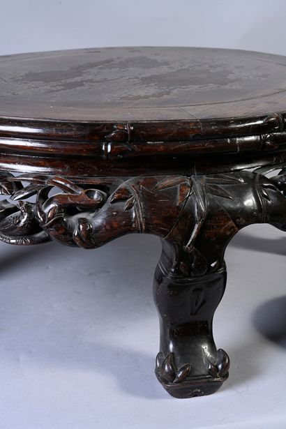 CHINE, XIXe siècle Ensemble comprenant des socles en bois sculptés de différentes...