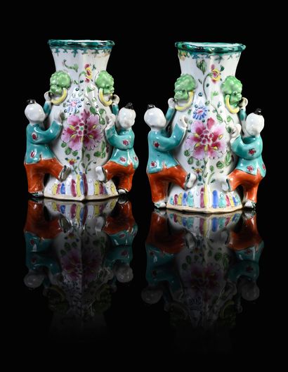 null CHINA, 18th century*
Pair of porcelain wall vases
Decorated with polychrome...