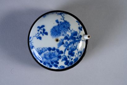 CHINE, XXe siècle Petit compte-gouttes en porcelaine à décor bleu et blanc de branches...