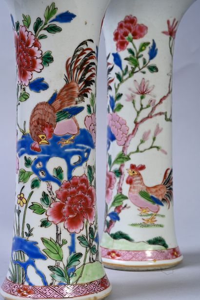 CHINE, XVIIIe siècle Paire de vases en porcelaine de forme dite «cornet» présentant...