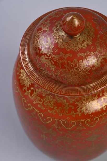 CHINE, Marque et époque Daoguang Rare porcelain covered vase
Of "lantern" form, mounted...