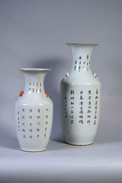 CHINE, XXe siècle Ensemble de deux vases en porcelaine
De forme balustre, à décor...