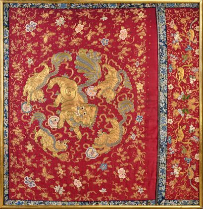 CHINE, XIXe siècle Elegant silk panel embroidered with gold threads on a red background...
