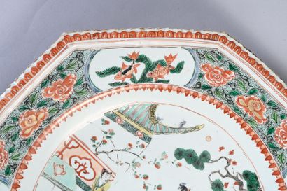 CHINE, XVIIIe siècle Porcelain dish of octagonal form and green family decoration...