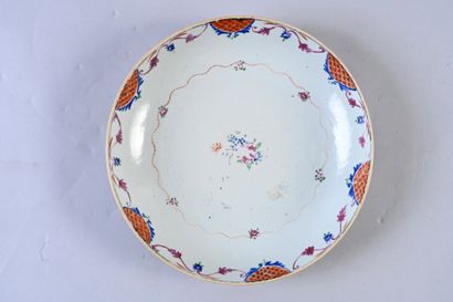 CHINE, XVIII/XIXe siècle Ensemble de dix assiettes en porcelaine à décor famille...