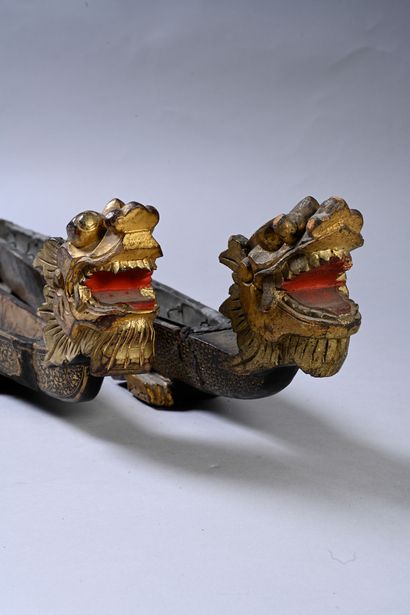 CHINE, Canton XIXe siècle Pair of carved wood incense clocks with black lacquered...