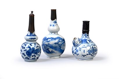 CHINE, Dynastie Ming, Époque Wanli Kendi en porcelaine
Présentant un décor bleu et...