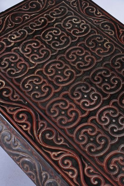 CHINE, vers 1900 Table basse en laque incisée guri à décor de rinceaux, une marque...
