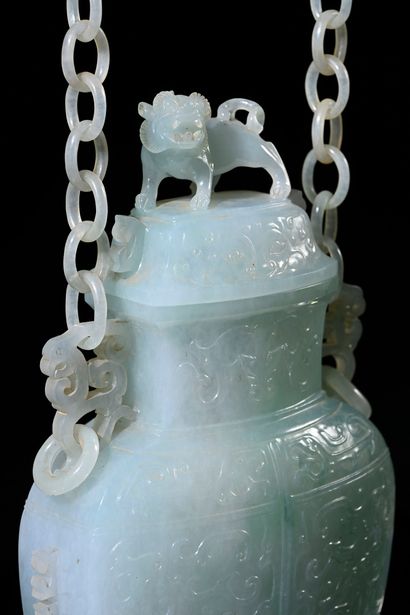CHINE, XXe siècle Rare vase couvert en jadeite, la panse comprenant un délicat décor...