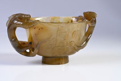 CHINE, XVIIIe siècle Rare carved agate bowl, the handles taking the form of chilongs...
